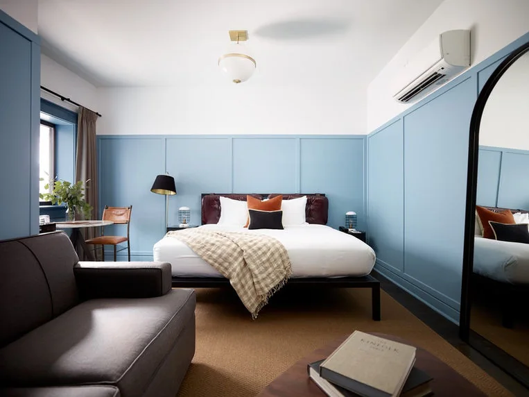 Bright Premium King room at The Chicago Hotel Collection Wrigleyville